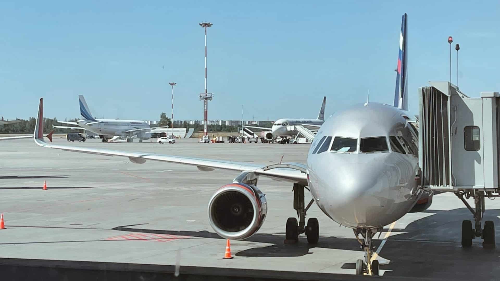 Flugzeug parkt am Flughafen