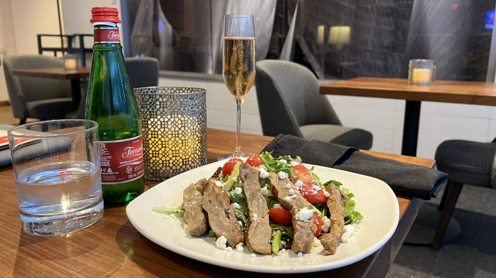 Star Alliance First Class Lounge Los Angeles Salat Champagner