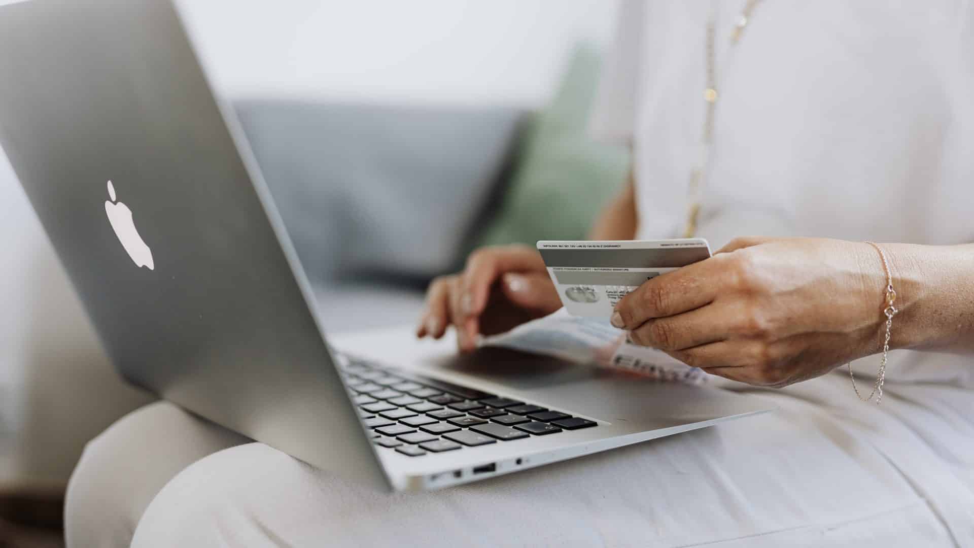 Poinz Kreditkarte Laptop Frau