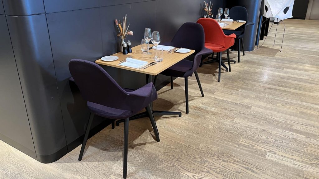 Swiss First Class Lounge Zuerich Restaurant Tisch