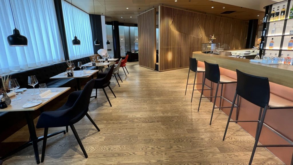 Swiss First Class Lounge Zuerich Restaurant Tische 2