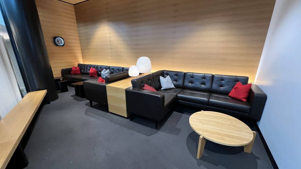 Swiss First Class Lounge Zuerich Sitzgelegenheiten 4