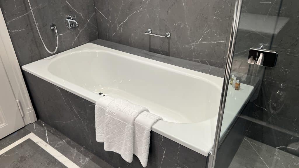 Bellevue Palace Bern Badezimmer Badewanne