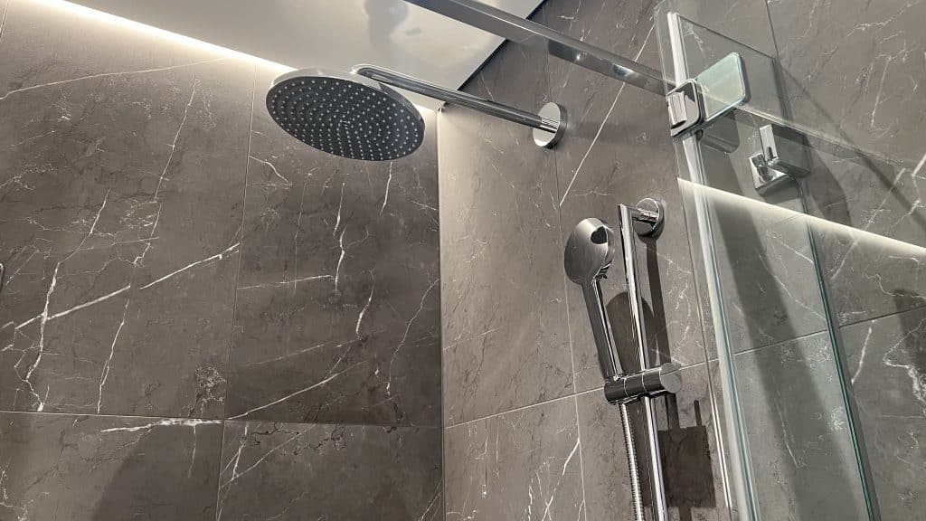 Bellevue Palace Bern Badezimmer Dusche