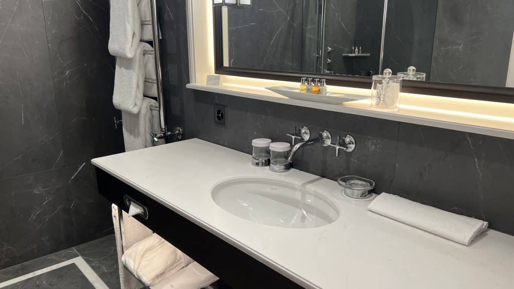 Bellevue Palace Bern Badezimmer Waschtisch