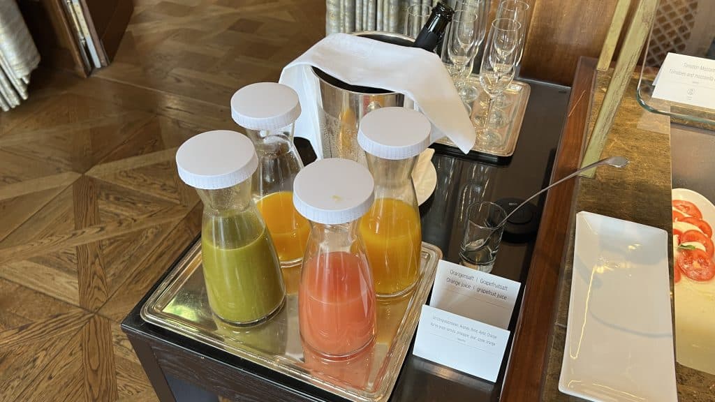Bellevue Palace Bern Fruehstueck Saft