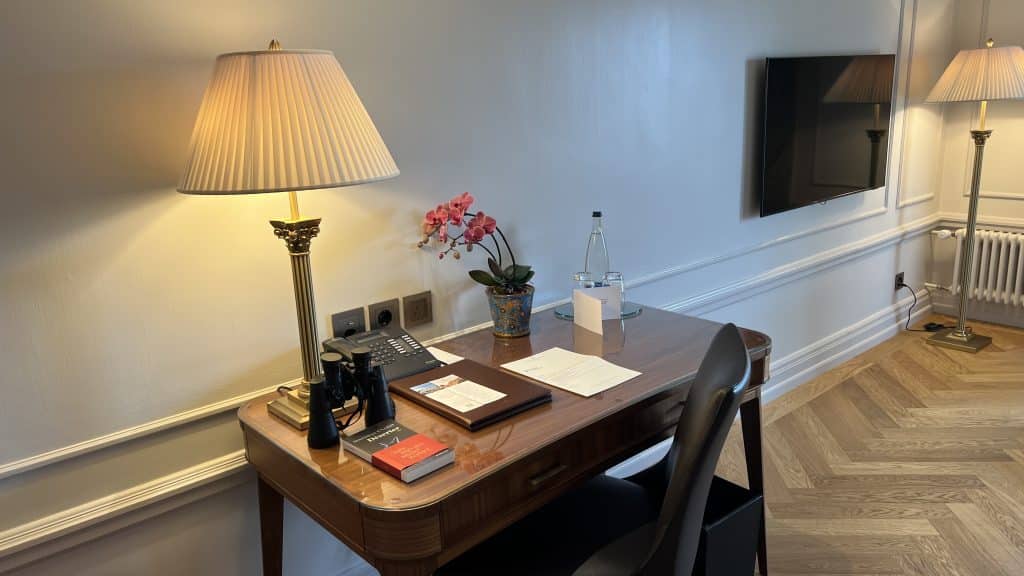Bellevue Palace Bern Zimmer Schreibtisch 2