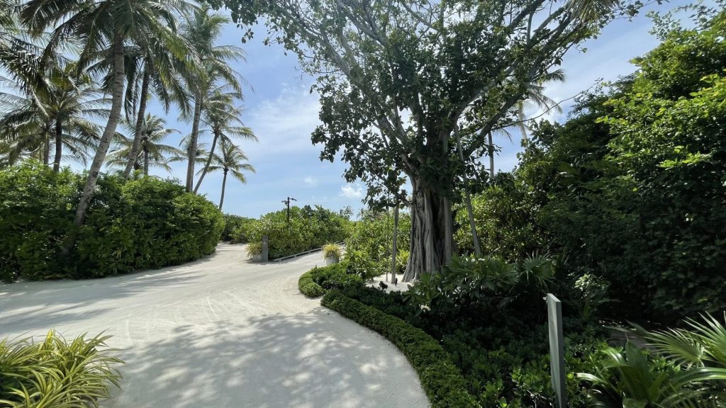 The Ritz Carlton Maledives Fari Island Strandweg