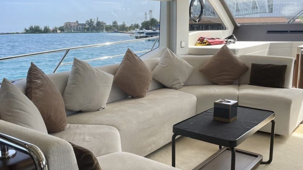 The Ritz Carlton Maledives Fari Island Yacht Innenraum 2