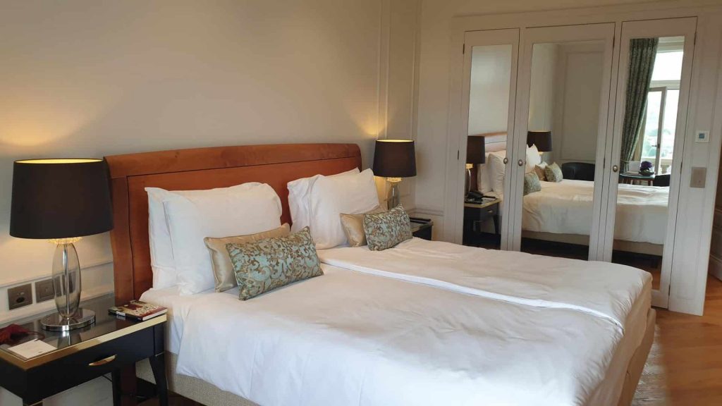 Bellevue Palace Bern Deluxe Doppelzimmer Bett Und Kleiderschrank