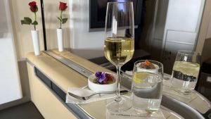 Lufthansa First Class A340 Champagner