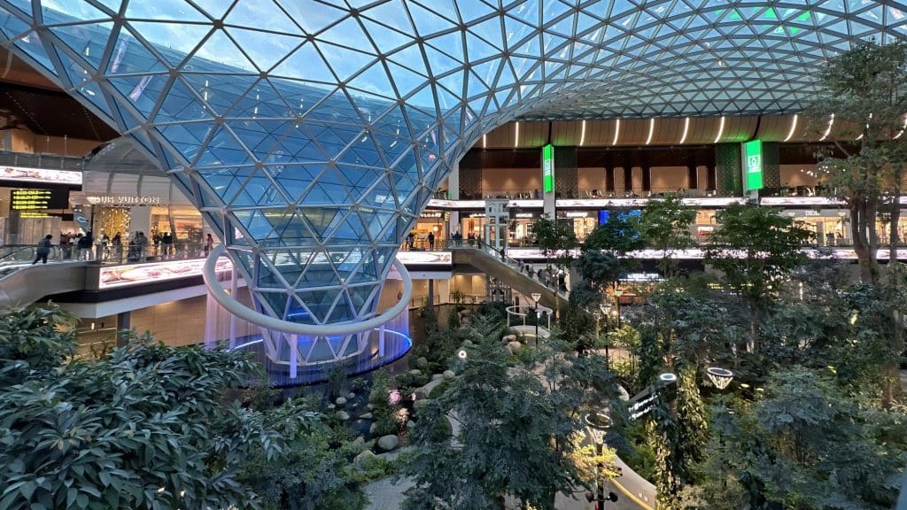 Hamad International Airport in Doha mit tropischem Innengarten