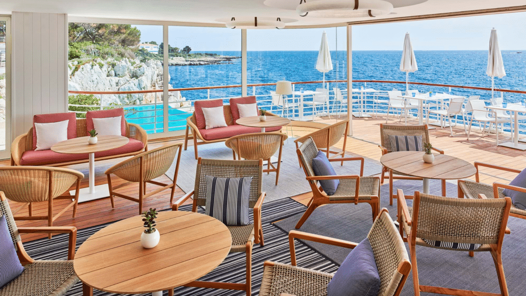 Terrasse mit Bar eines Luxushotels an der franzoesischen Mittelmeerkueste