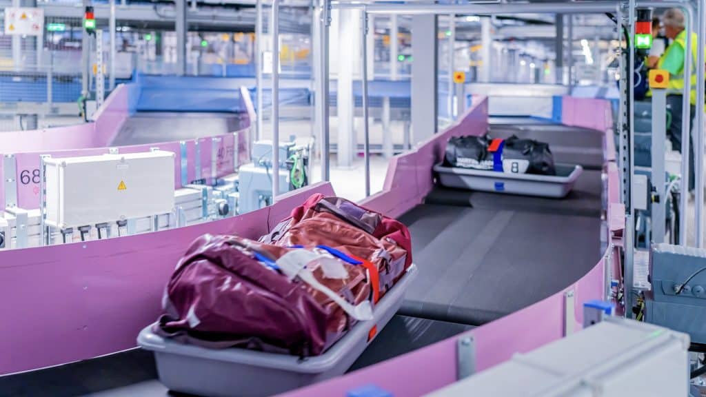 Gepaeckstuecke auf der Sortieranlage am Flughafen Zuerich