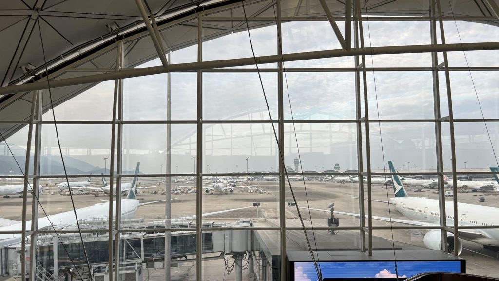 Blick aus der Cathay Pacific Business Class Lounge The Wing auf das Rollfeld in Hongkong
