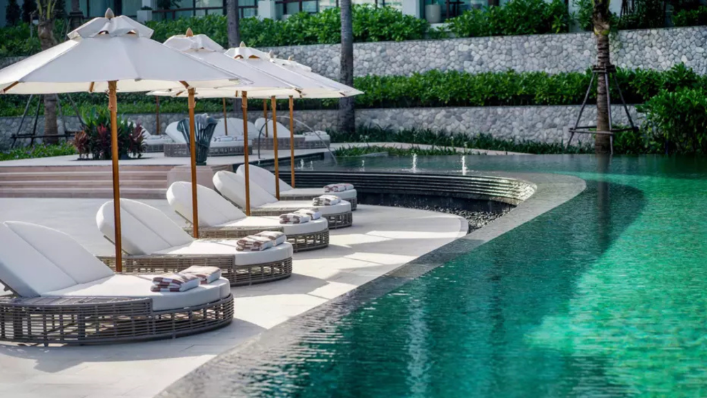 Poolanlage eines InterContinental Resorts am Meer