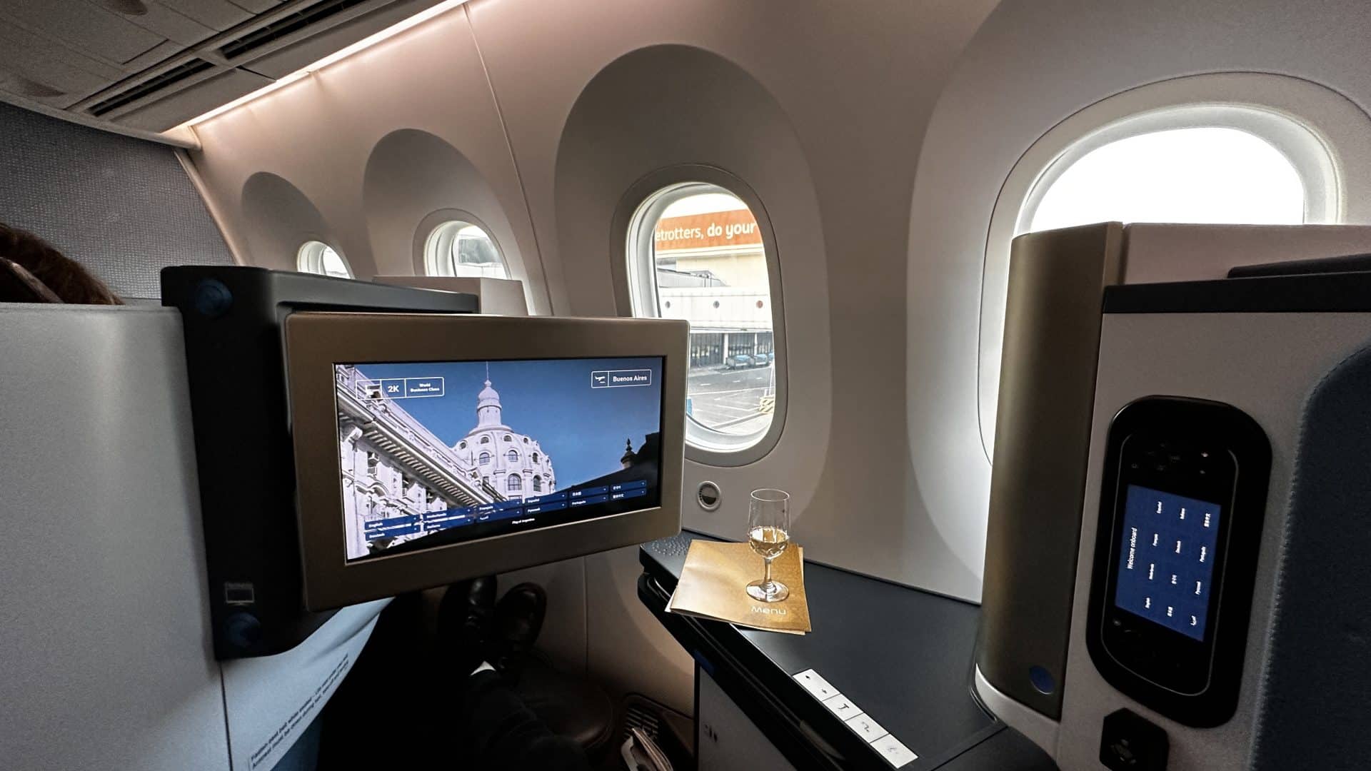 KLM Business Class Boeing 787 9 Fernseher 2