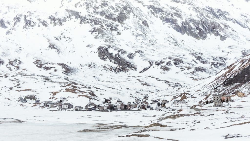 Spluegen Graubuenden Schweiz Winter.jpeg