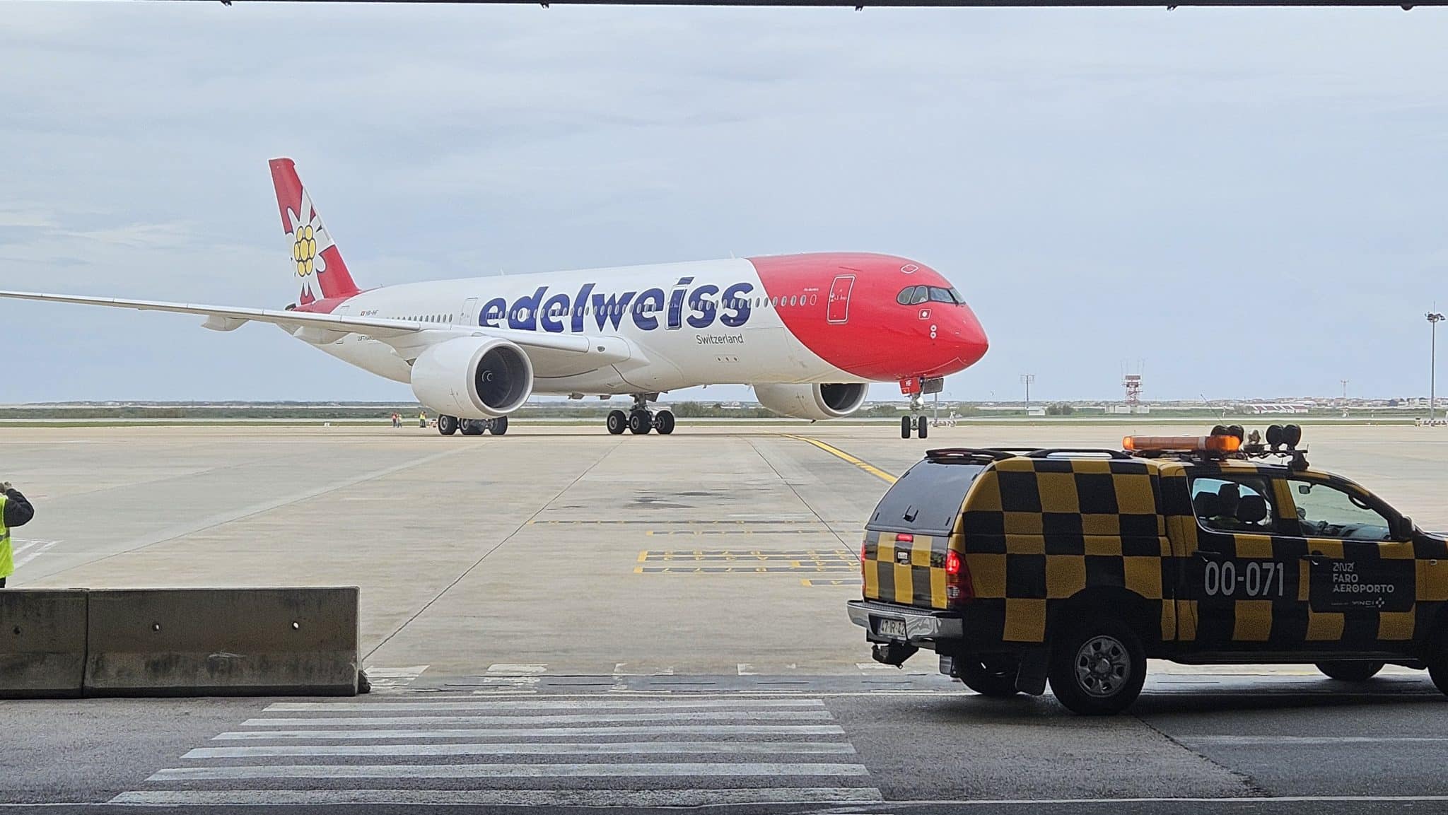 Edelweiss A350 900 Fahrt Zum Gate FAO