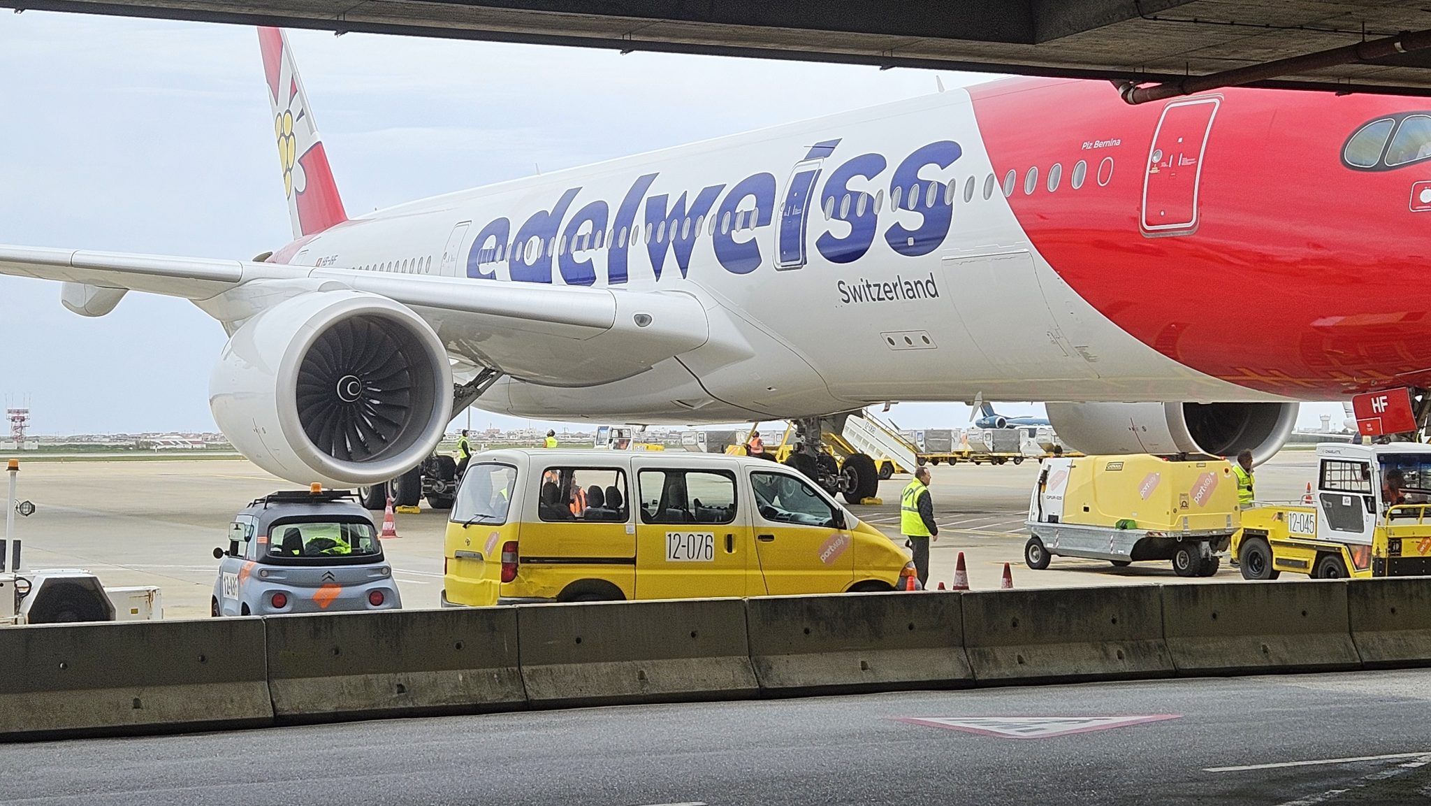 Edelweiss A350 900 Am Gate Seite Rechts
