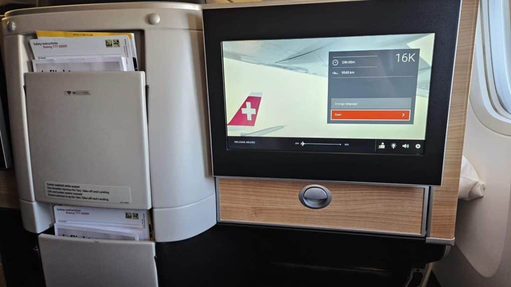Swiss 777 300 Business Class Bildschirm