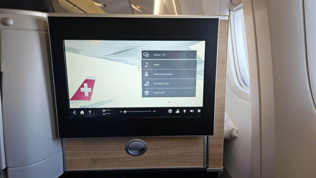 Swiss Boeing 777 300 Business Class Bildschirm (1)