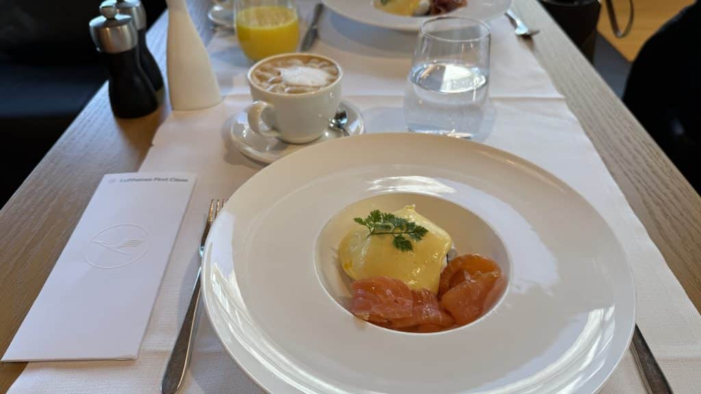 Swiss First Class Lounge Zürich A Fruehstueck