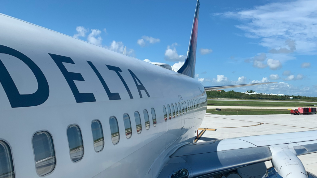 Delta Air Lines Flugzeug am Gate