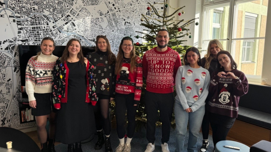 Reisetopia Team Marketing Weihnachtspullis