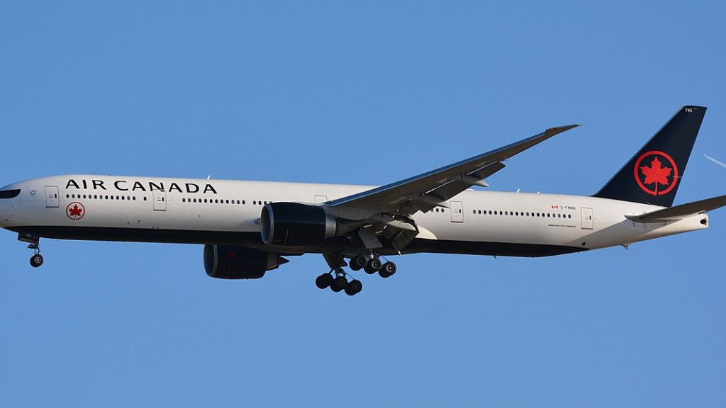 Air Canada Boeing 777 300 (1)