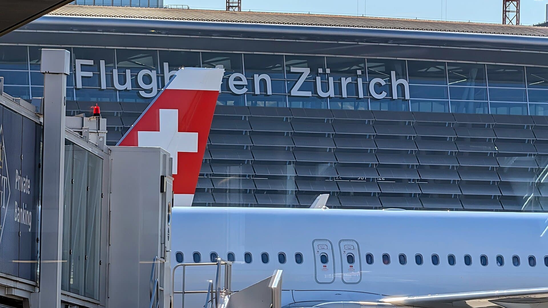 SWISS Flugzeug vor dem Flughafen Zuerich
